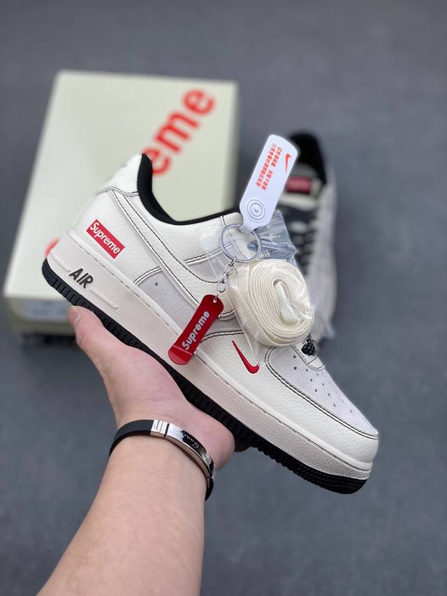 海外限量发售！公司级nike Air Force 1 '07 Low “Supreme联名--米黑线猪八”空军一号 低帮 运动鞋 休闲鞋 折边针车 工艺难度大