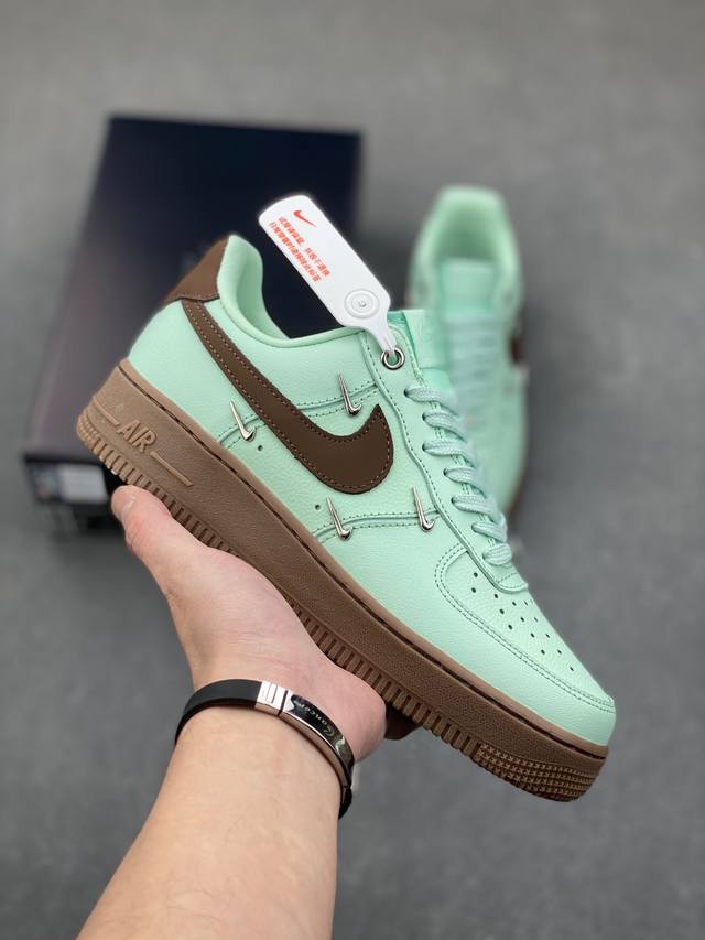 Nike Air Force 1 '07 Low 空军一号含气垫 低帮百搭厚底增高休闲运动板鞋。柔软、弹性十足的缓震性能和出色的中底设计，横跨复古与现代的外型结
