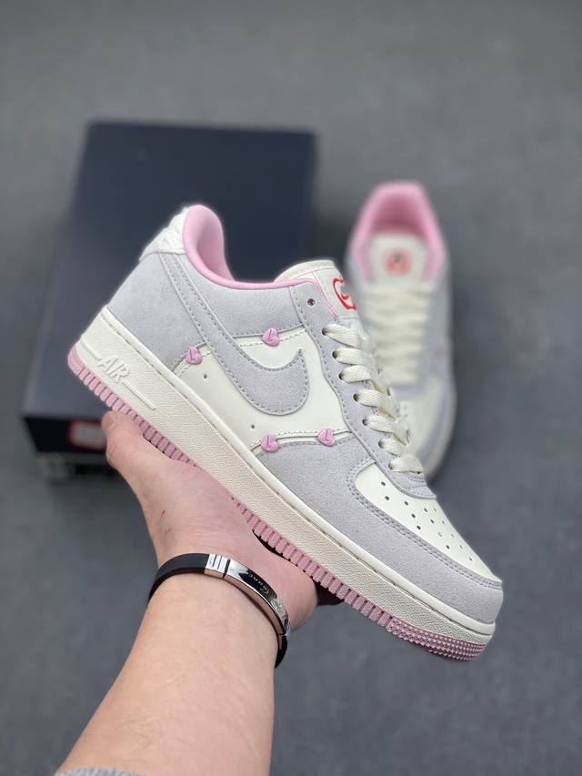 Nike Air Force 1 '07 Low 空军一号含气垫 低帮百搭厚底增高休闲运动板鞋。柔软、弹性十足的缓震性能和出色的中底设计，横跨复古与现代的外型结