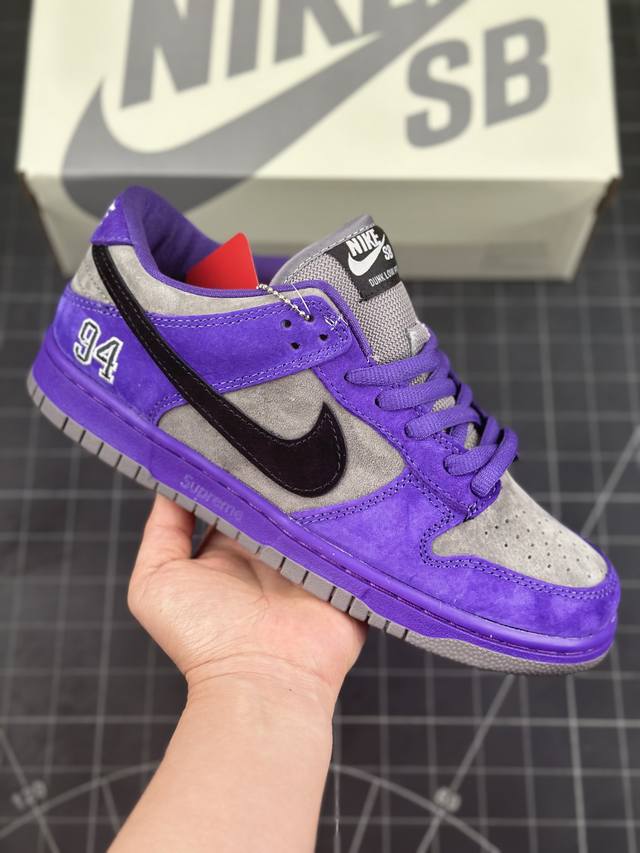 耐克 Supreme X Nike Dunk Low 灰紫94 运动鞋复古解构绑带板鞋 作为 80 年代经典篮球鞋款，起初专为硬木球场打造，后来成为席卷街头的时
