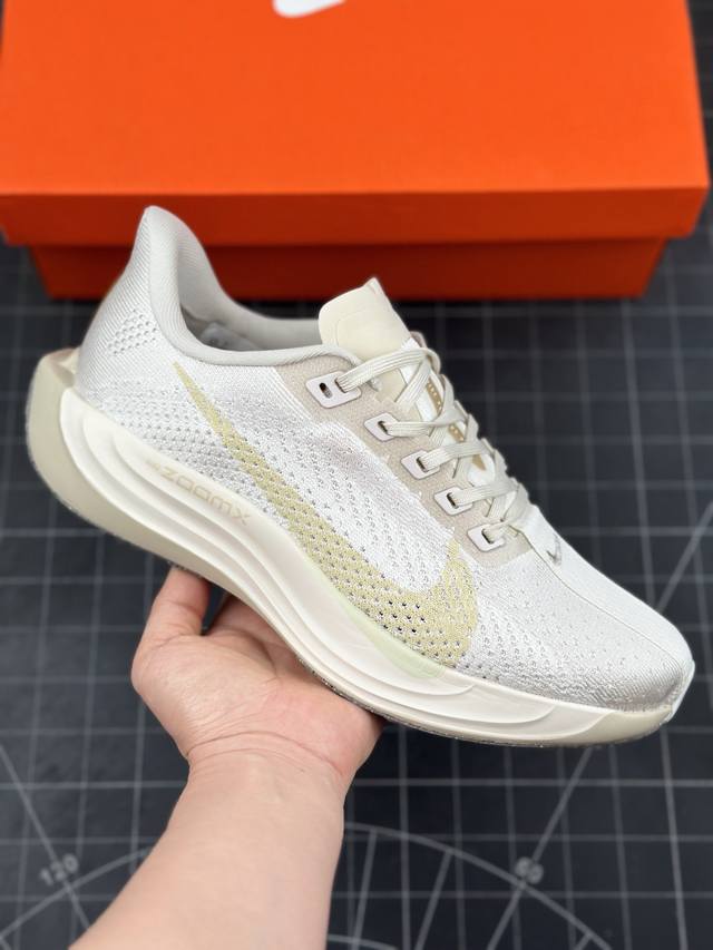 Nike Pegasus Plus 飞马系列透气缓震运动跑鞋 #全新一代拥有 Zoom Air 一如既往的稳定感和流畅感 鞋面采用工程网眼设计 为特定高热区域营