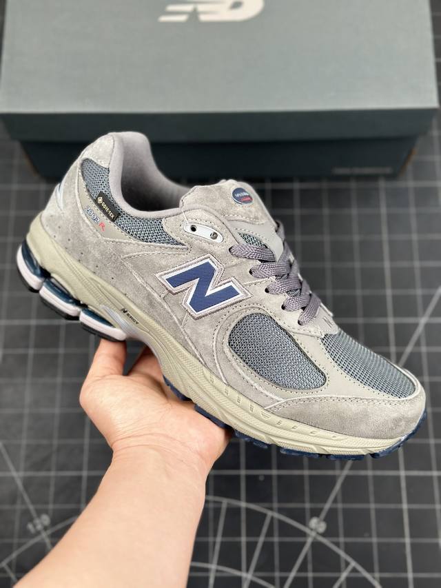 New Balance 2002系列 复古休闲跑步鞋 全新批次 细节材料升级，鞋款延续了经典科技，升级版n-Ergy缓震物料机能与材质上脚太舒适了，鞋面的柔软麂