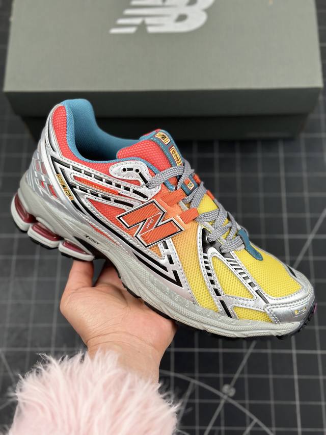 新百伦 New Balance M 6系列 复古运动鞋单品宝藏老爹鞋 作为nb最经典的档案鞋型之一，与2002一样， 6有着nb最成熟的技术加持和复古款式，而本