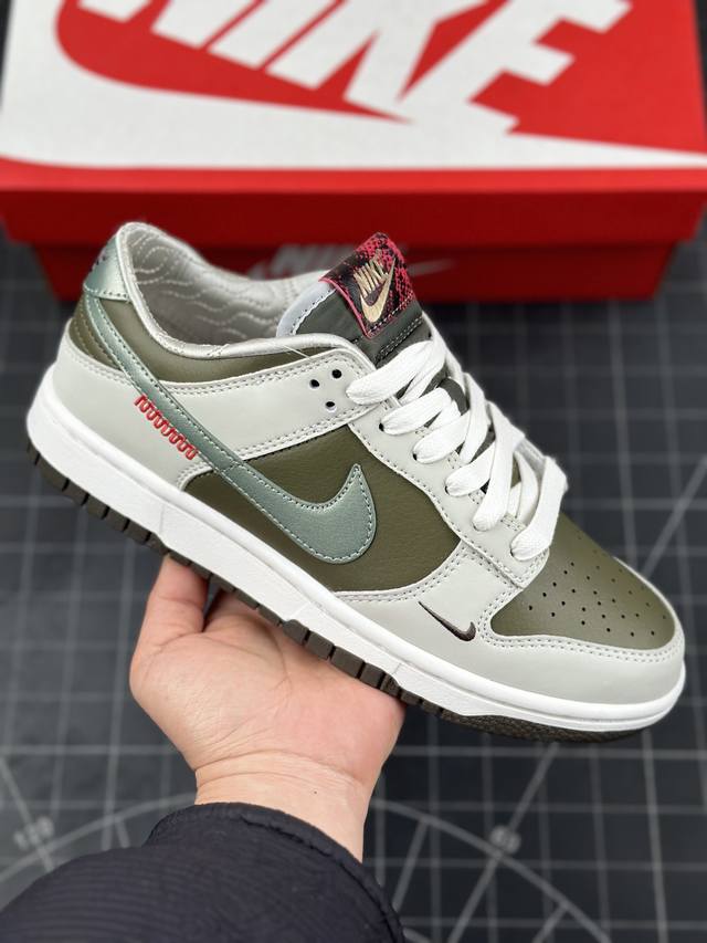 公司级nk Dunk Low Year Of The Snake 蛇年春节限定 低帮休闲板鞋 #款鞋将蛇的灵动与泥土色系相结合，来庆祝 2025 年中国新年。设