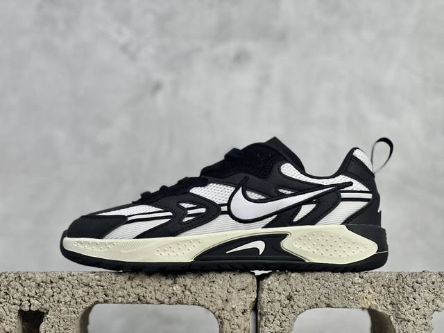 Futura X Nike Jam 系列 采用鞋面合成皮革与网眼布设计 以便于运动员在霹雳舞运动中的保护和耐穿 中底设计细节采用翻转swoosh设计 使得倒立动