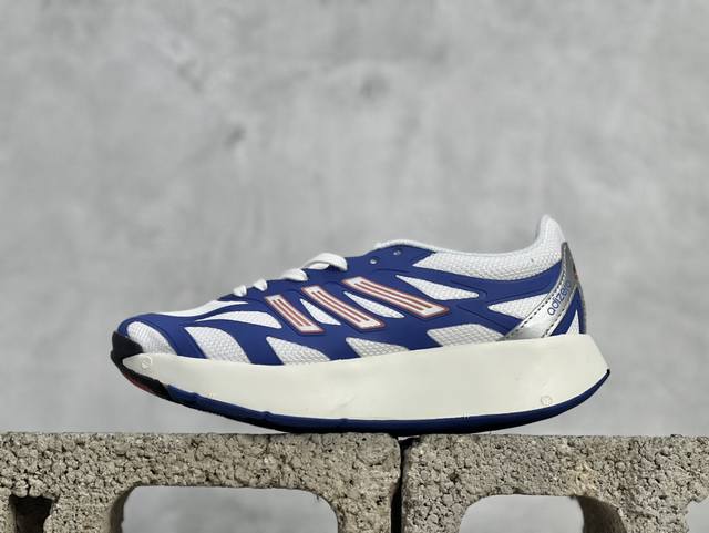 Xs版 Adidas Adizero Aruku 全新跑鞋 浮现网络 以永动机为灵感的前卫造型 现代感十足的鞋面线条勾勒 格外引人注目 搭配丰沛的全新 Swir