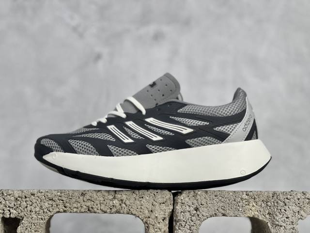 Xs版 Adidas Adizero Aruku 全新跑鞋 浮现网络 以永动机为灵感的前卫造型 现代感十足的鞋面线条勾勒 格外引人注目 搭配丰沛的全新 Swir