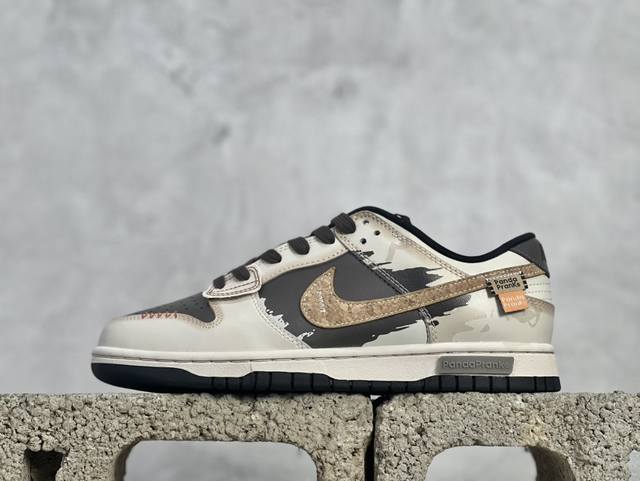 Nk Dunk Low 熊猫恶作剧 拓荒骑士 沙暴 黑棕 低帮休闲板鞋 1391-100 #配色整体围绕熊猫恶作剧拓荒骑士主题设计，鞋身整体采用专属颜料重新喷涂