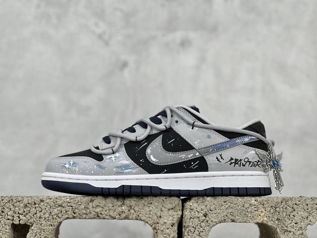 Nk Dunk Low 轮回星瞳 宇宙星辰 神秘风 英文涂鸦 低帮休闲板鞋 Fq8826-100 #整体设计在原鞋的基础上做出大面积的喷色改色工艺，灵感来源于宇