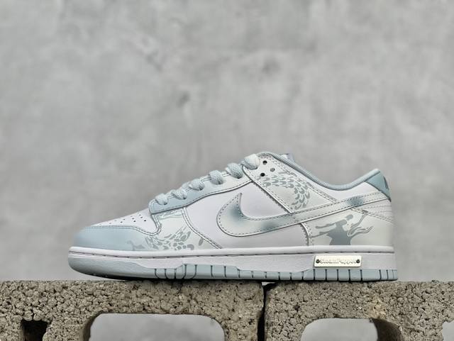 Nk Dunk Low 龙年限定 御龙青花 白蓝 新中式 低帮休闲板鞋 Dv0833-104 #设计灵感来自于青花，鞋面整体以蓝色、白色为主色，Swoosh上做