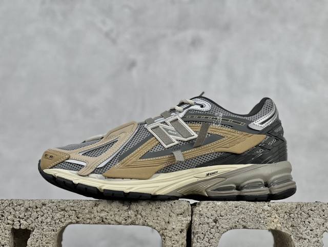 New Balance 1906系列复古老爹风休闲运动慢跑鞋 U1906Aa #采用轻质牛剖革拼接透气网眼衬垫织物鞋面材质 T-Beam大底提供足步弓支撑，保持