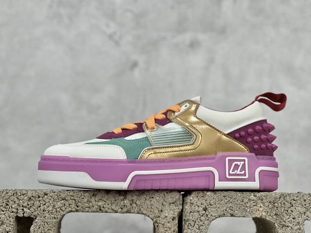 Ok版 Christian Louboutin 路铂廷 24Ss 红底运动鞋 发布活动回溯标志性的90年代，以及篮球文化盛行的传奇时代，致敬全新运动鞋 Astr