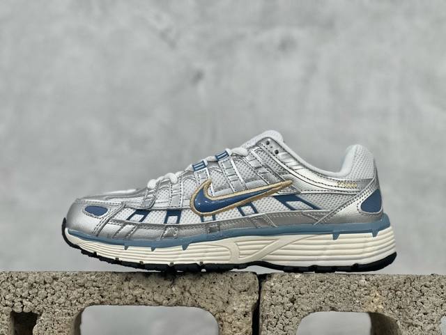 耐克 Nike P-6000 复古技科个性运动老爹鞋。该鞋款鞋采面用纵横交错的覆面，重现 2000 年代鞋跑风格，同时搭配震缓鞋垫，带来舒的适步履体验。Nike