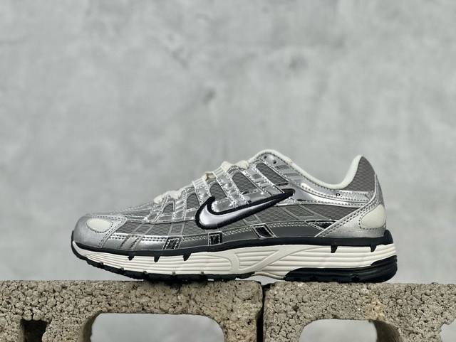 耐克 Nike P-6000 复古技科个性运动老爹鞋。该鞋款鞋采面用纵横交错的覆面，重现 2000 年代鞋跑风格，同时搭配震缓鞋垫，带来舒的适步履体验。Nike