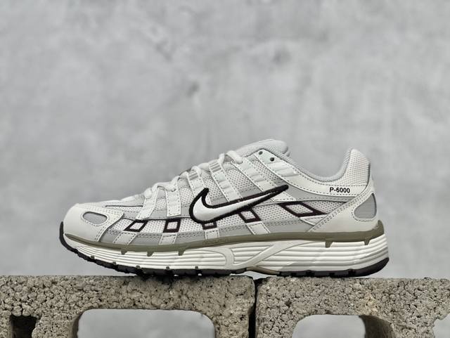耐克 Nike P-6000 复古技科个性运动老爹鞋。该鞋款鞋采面用纵横交错的覆面，重现 2000 年代鞋跑风格，同时搭配震缓鞋垫，带来舒的适步履体验。Nike
