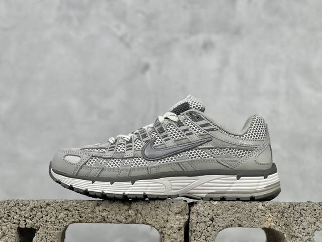 耐克 Nike P-6000 复古技科个性运动老爹鞋。该鞋款鞋采面用纵横交错的覆面，重现 2000 年代鞋跑风格，同时搭配震缓鞋垫，带来舒的适步履体验。Nike