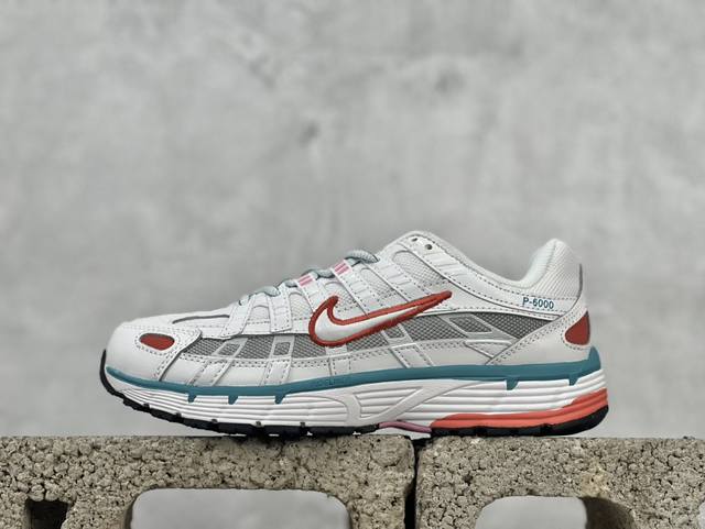 耐克 Nike P-6000 复古技科个性运动老爹鞋。该鞋款鞋采面用纵横交错的覆面，重现 2000 年代鞋跑风格，同时搭配震缓鞋垫，带来舒的适步履体验。Nike