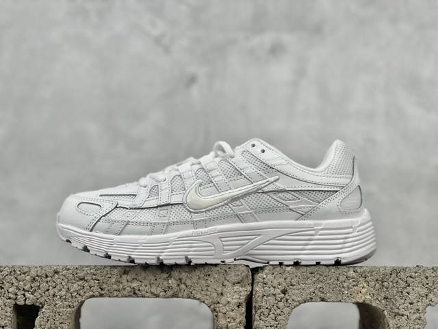 耐克 Nike P-6000 复古技科个性运动老爹鞋。该鞋款鞋采面用纵横交错的覆面，重现 2000 年代鞋跑风格，同时搭配震缓鞋垫，带来舒的适步履体验。Nike