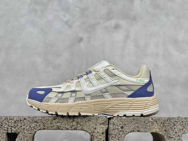 耐克 Nike P-6000 复古技科个性运动老爹鞋。该鞋款鞋采面用纵横交错的覆面，重现 2000 年代鞋跑风格，同时搭配震缓鞋垫，带来舒的适步履体验。Nike