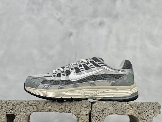 耐克 Nike P-6000 复古技科个性运动老爹鞋。该鞋款鞋采面用纵横交错的覆面，重现 2000 年代鞋跑风格，同时搭配震缓鞋垫，带来舒的适步履体验。Nike