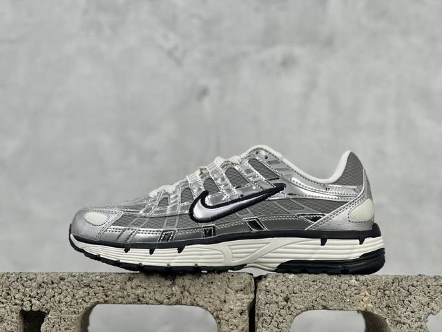 耐克 Nike P-6000 复古技科个性运动老爹鞋。该鞋款鞋采面用纵横交错的覆面，重现 2000 年代鞋跑风格，同时搭配震缓鞋垫，带来舒的适步履体验。Nike