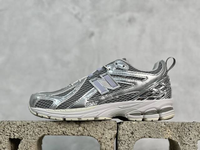 New Balance 1906系列复古老爹风休闲运动慢跑鞋 M1906Rbt #采用轻质牛剖革拼接透气网眼衬垫织物鞋面材质 T-Beam大底提供足步弓支撑，保