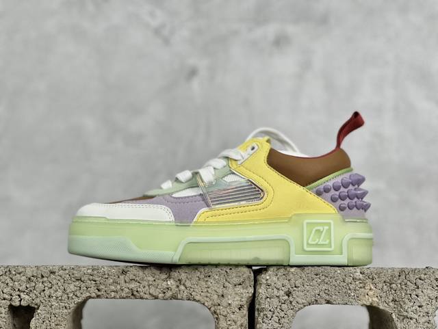 Ok版 Christian Louboutin 路铂廷 24Ss 红底运动鞋 发布活动回溯标志性的90年代，以及篮球文化盛行的传奇时代，致敬全新运动鞋 Astr