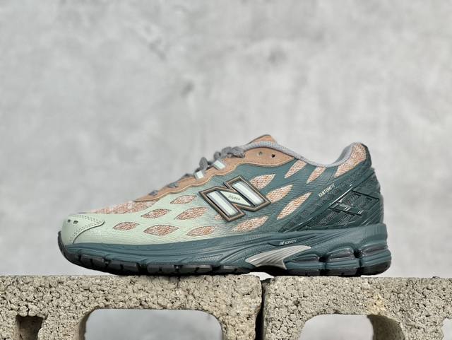 New Balance 1906系列复古老爹风休闲运动慢跑鞋 U1906Wfb #采用轻质牛剖革拼接透气网眼衬垫织物鞋面材质 T-Beam大底提供足步弓支撑，保