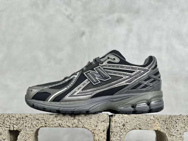 New Balance 1906系列复古老爹风休闲运动慢跑鞋 M1906Res #采用轻质牛剖革拼接透气网眼衬垫织物鞋面材质 T-Beam大底提供足步弓支撑，保