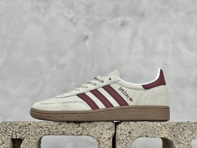 Adidas Handball Spezial 公司级 阿迪达斯经典款 复古休闲板鞋 #全鞋采用反毛皮制作 牛筋耐磨大底 承载青春情怀的板鞋 经典三条杠装饰鞋侧