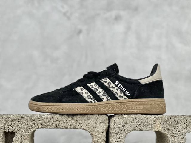 Adidas Handball Spezial 公司级 阿迪达斯经典款 复古休闲板鞋 #全鞋采用反毛皮制作 牛筋耐磨大底 承载青春情怀的板鞋 经典三条杠装饰鞋侧