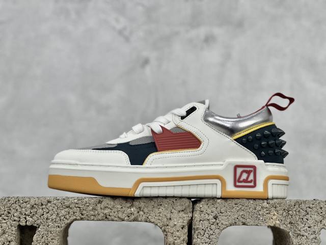 Ok版 Christian Louboutin 路铂廷 24Ss 红底运动鞋 发布活动回溯标志性的90年代，以及篮球文化盛行的传奇时代，致敬全新运动鞋 Astr