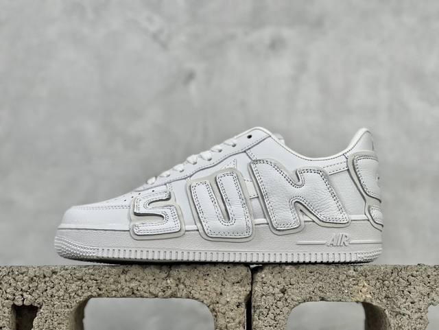 放店私cpfm X Nk Air Force 1 07 Low 空军一号系列低帮经典百搭休闲运动板鞋“联名放大补丁字母” 货号：Fq7069-100 尺码：39