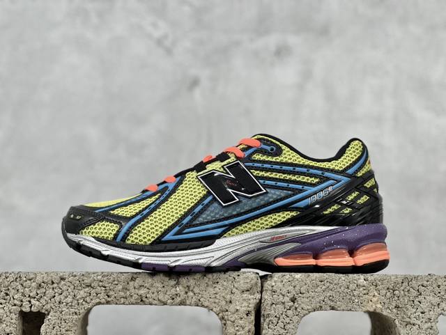 New Balance 1906系列复古老爹风休闲运动慢跑鞋 M1906Rds #采用轻质牛剖革拼接透气网眼衬垫织物鞋面材质 T-Beam大底提供足步弓支撑，保
