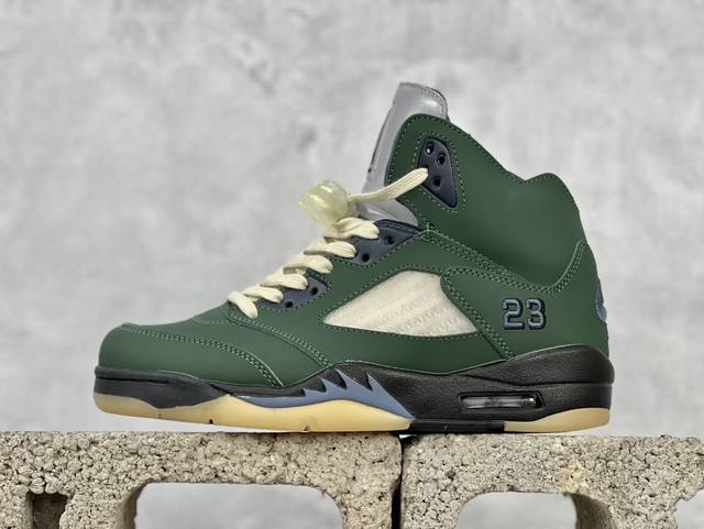 A Ma Maniere X Air Jordan 5 Retro 整双鞋以绿色配色并加入泛黄做旧设计出现，鞋舌依旧是3M反光银色材质，分别印有jumpman