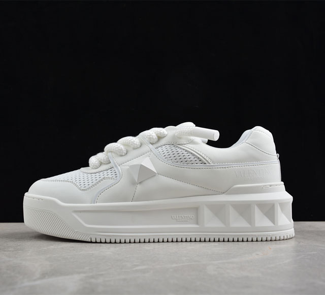 Valentino 华伦天奴 Rockstud Untitled 休铆钉小白鞋 杨洋 关晓彤等众多明星同款 软羊皮低帮运动鞋 经典百搭款绗缝格纹与铆钉 打造瞩目