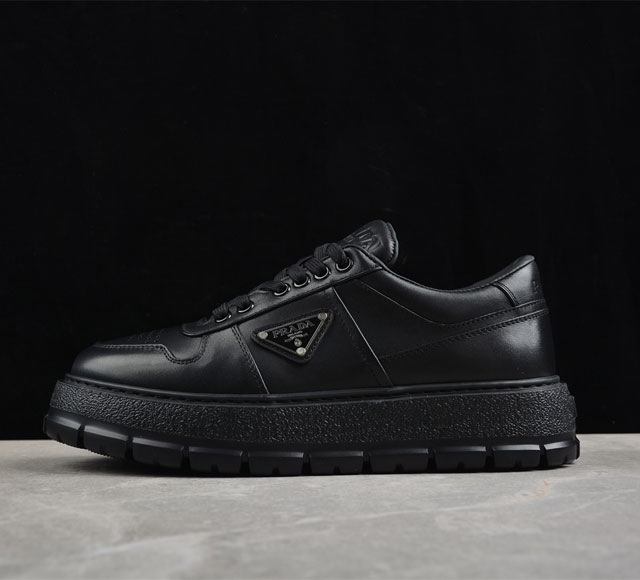 Prada 普拉达 2025Ss 厚底徽标系带运动休闲男鞋系列 全牛皮打造 属于奢侈品鞋型全鞋打版开发 鞋底单独开模订制鞋垫部分区别常规板鞋款式 采用针车走线双