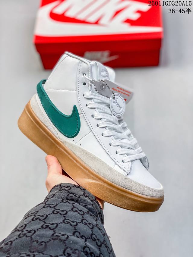 Nike 耐克 Nike Blazer Phantom Low 运动鞋 将现代格调与经典 Nike 风范巧妙糅合。采用轻盈利落设计，焕新演绎经典鞋款。该鞋款带来