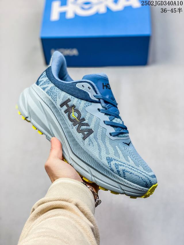 Hoka 霍卡 Hoka M Challenger Atr 7 飞跃地平线轻量缓震跑鞋 One One表示飞越，连起来就是飞越地平线。跑鞋以缓震和轻量的优势，H