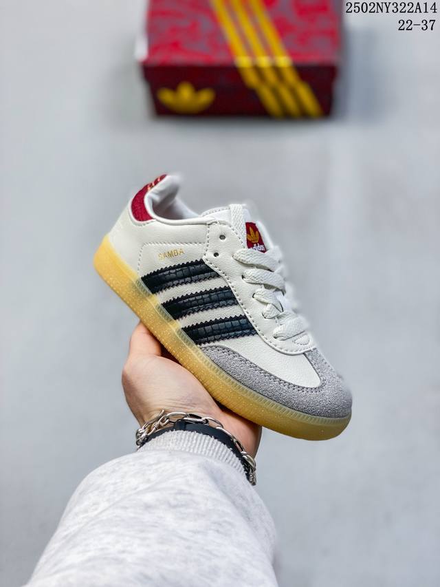 德训联名儿童休闲鞋 Size：22-37码 爱惨了德训系列 新工厂新工艺新配色 优质皮料拼接，质感满满 耐磨防滑大底，脚感超赞 肯定给你同等品质的最低价！绝对性