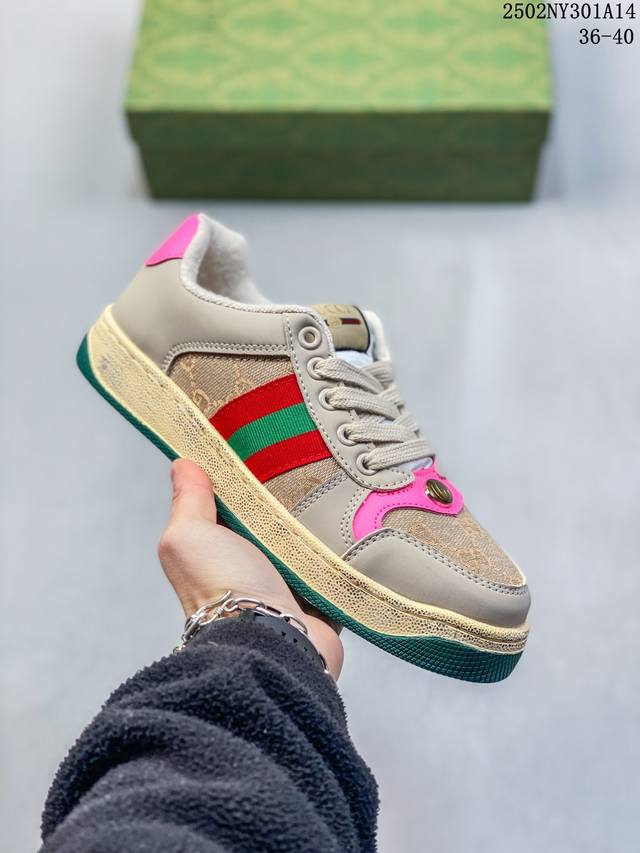 Gucci 古驰 采用软质粒面皮革组合双G刺绣棉钩织布鞋面材质，搭载灌注Pu式缓震乳胶脚垫，全新开发复合Tpr防变形色块耐磨橡胶外底Gucci又开始爆款了！意大