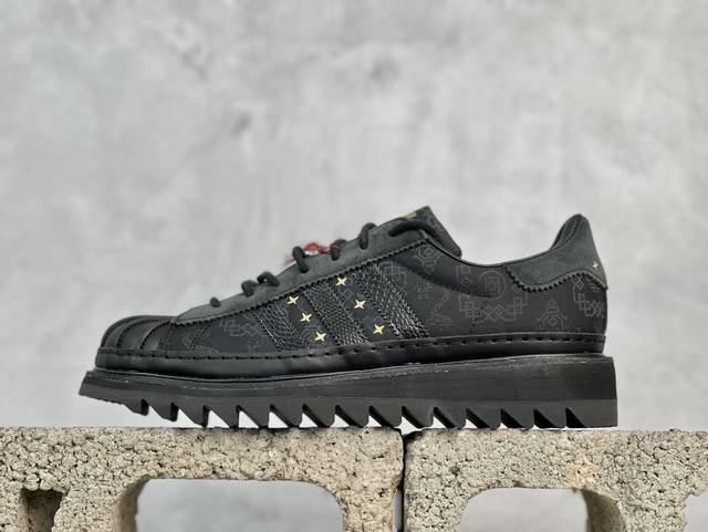 纯原 Clot X Ad 阿迪 Superstar 陈冠希联名 锯齿休闲板鞋 Jr5114 整体以经典的贝壳头鞋款为蓝本设计，将标志性的贝壳头重新演绎，鞋身部分