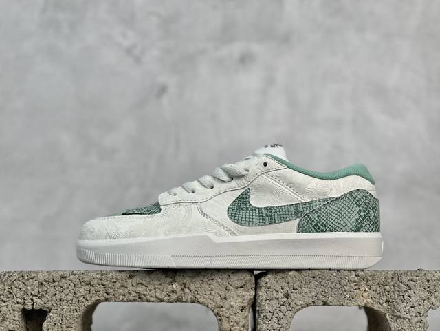 放店私 耐克Nike Sb Force 58低帮休闲板鞋 是一款将前沿创新带入街头的单品，它具有硫化杯底，具有出色的耐用性和灵活性。使用帆布和绒面革，在饰面上放