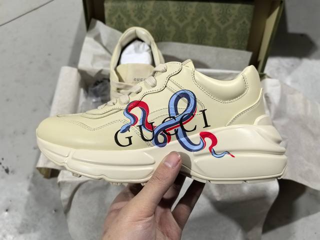 渠道优势 ！ 专柜版 古驰 Gucci古驰 Rhyton 时尚厚底 防滑轻便低帮 老爹鞋 蛇年限定 尺码：35 36 37 38 39 40 41 42 43
