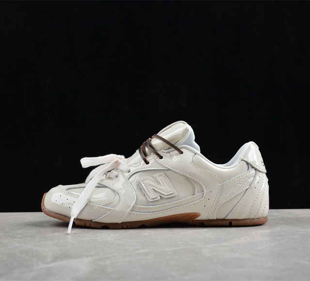Miumiu X New Balance 530系列 意大利奢侈品牌 缪缪联名款低帮经典复古休闲运动慢跑鞋 #鞋款采用解构和轻盈的设计，彷旧的布料包覆着 New