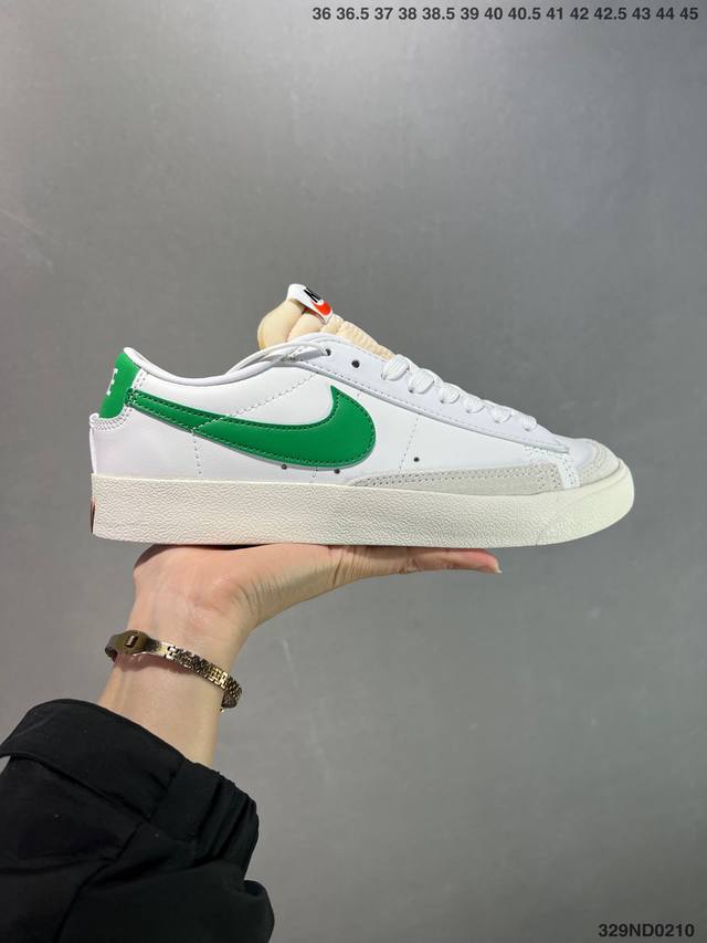 Nike Blazer Low ‘77 Jumbo 百搭单品 全新焕新升级经典 Blazer 鞋款，大号 Swoosh 突出新时代更加张扬的潮流感，对经典的又一