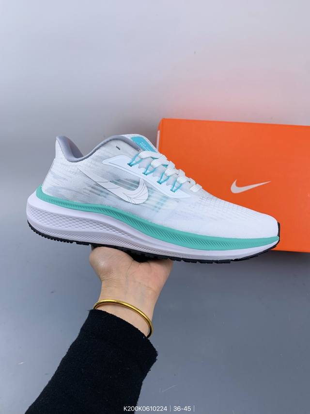 Nike耐克 登月Air Zoom 运动大气垫跑鞋。飞马跑鞋路跑步鞋 沿袭你挚爱的出众回弹性能和支撑脚感，同时为足部敏感部位营造非凡舒适感受。 无论你是要参加马
