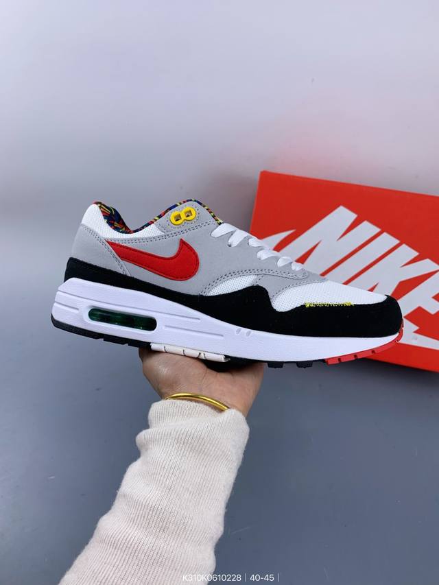 真标Nike Air Max 1 耐克气垫 缓震 耐磨运动鞋 鞋身材质均选择皮革 织物 麂皮多种材质覆盖 保证质感的前提下 层次感也相当不错 带有开窗式 Air
