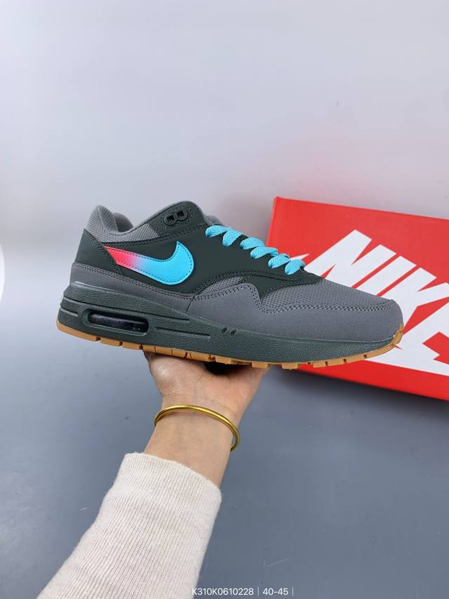 真标Nike Air Max 1 耐克气垫 缓震 耐磨运动鞋 鞋身材质均选择皮革 织物 麂皮多种材质覆盖 保证质感的前提下 层次感也相当不错 带有开窗式 Air