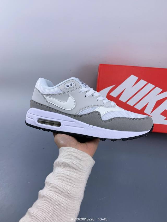 真标Nike Air Max 1 耐克气垫 缓震 耐磨运动鞋 鞋身材质均选择皮革 织物 麂皮多种材质覆盖 保证质感的前提下 层次感也相当不错 带有开窗式 Air